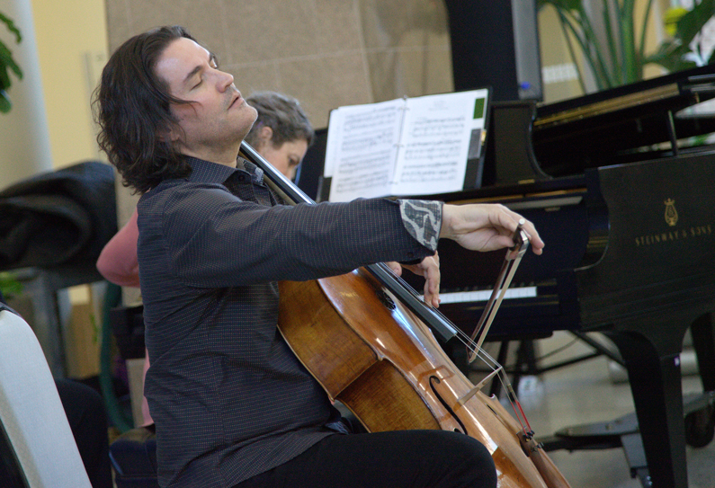 The NIH Clinical Center welcomed three-time Grammy Award winning cellist Zuill Bailey for a performance in the Clinical Center's North Atrium April 18.