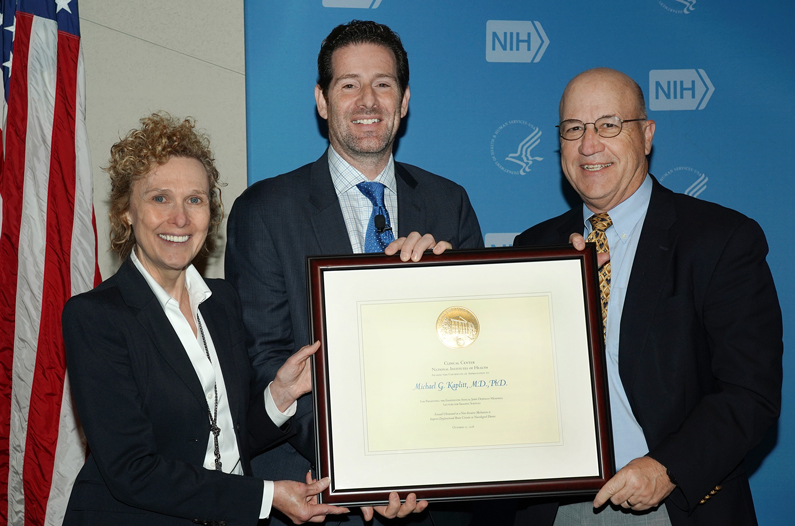 Dr. Michael Kaplitt receives a certificate of appreciation
